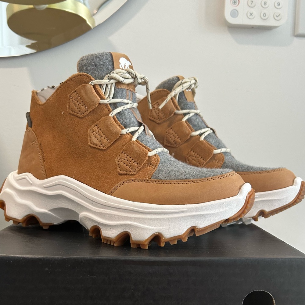 SOREL Women’s Kinetic Breakthru Caribou Waterproof Sneaker Boots, Sz 7 *NEW*